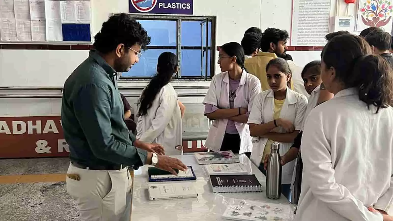 माधव विश्वविद्यालय में आयोजित प्रदर्शनी में मनोवैज्ञानिक आकलन उपकरणों की जानकारी लेते विद्यार्थी और शिक्षक। माधव विश्वविद्यालय में आयोजित प्रदर्शनी में मनोवैज्ञानिक आकलन उपकरणों की जानकारी लेते विद्यार्थी और शिक्षक।