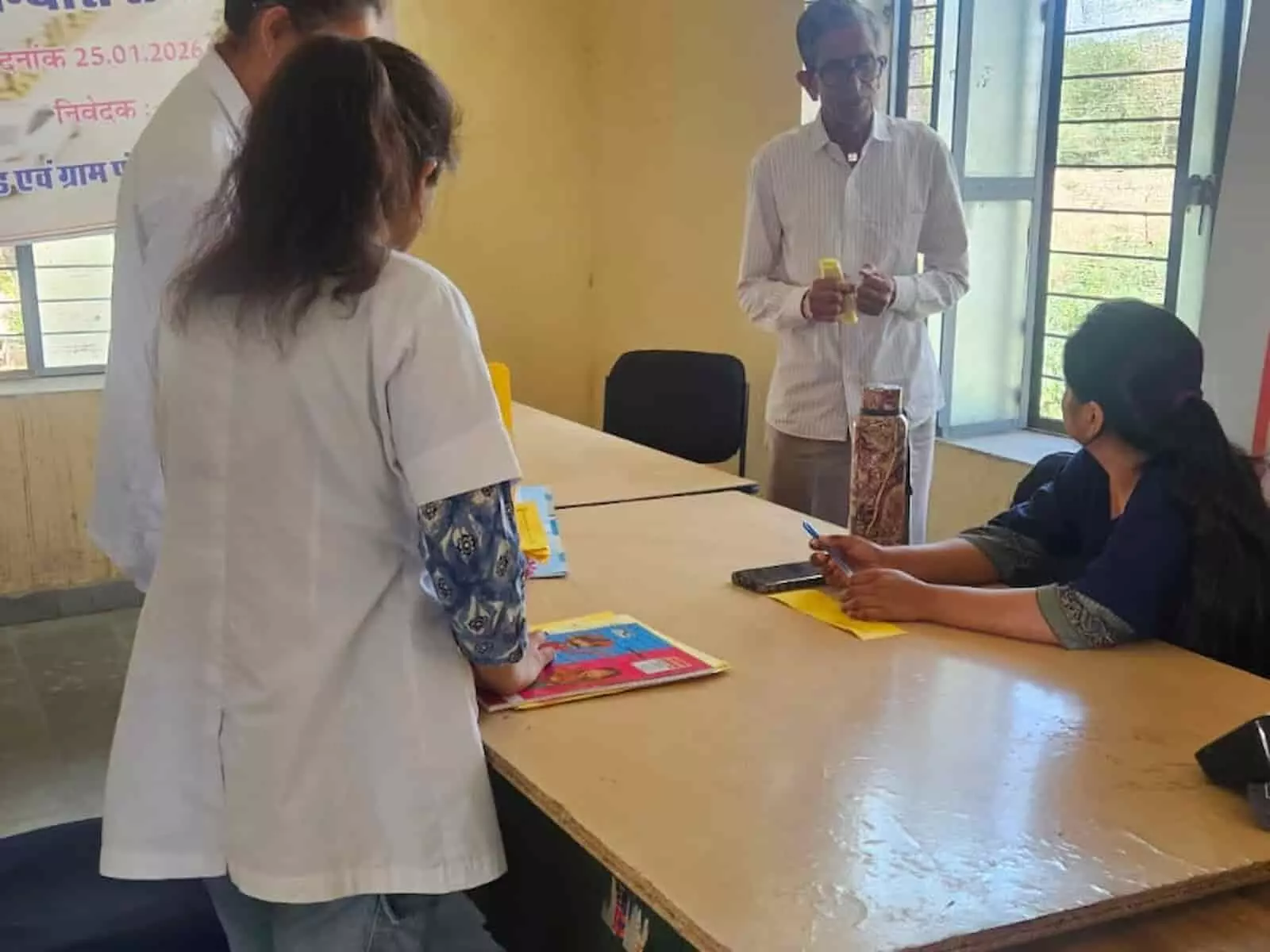 स्वास्थ्य शिविर में मेडिकल छात्र और डॉक्टर एक मेज पर बैठकर मरीजों का स्वास्थ्य परीक्षण कर रहे हैं। स्वास्थ्य शिविर में मेडिकल छात्र और डॉक्टर एक मेज पर बैठकर मरीजों का स्वास्थ्य परीक्षण कर रहे हैं।