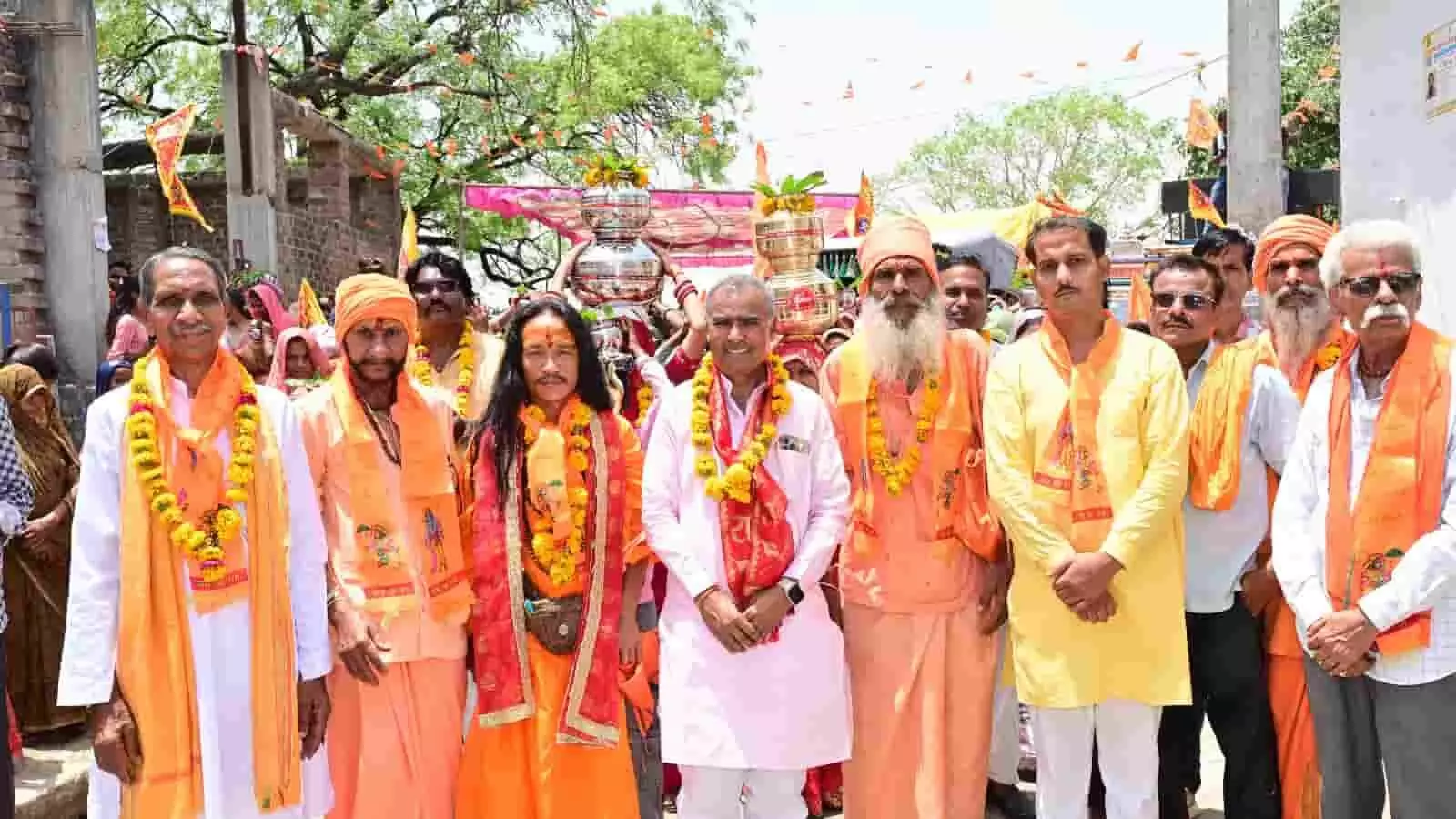 चरडाना गांव में पंचकुंडीय महायज्ञ के दौरान कलश यात्रा निकालते हुए साधु संत और ग्रामीण। चरडाना गांव में पंचकुंडीय महायज्ञ के दौरान कलश यात्रा निकालते हुए साधु संत और ग्रामीण।