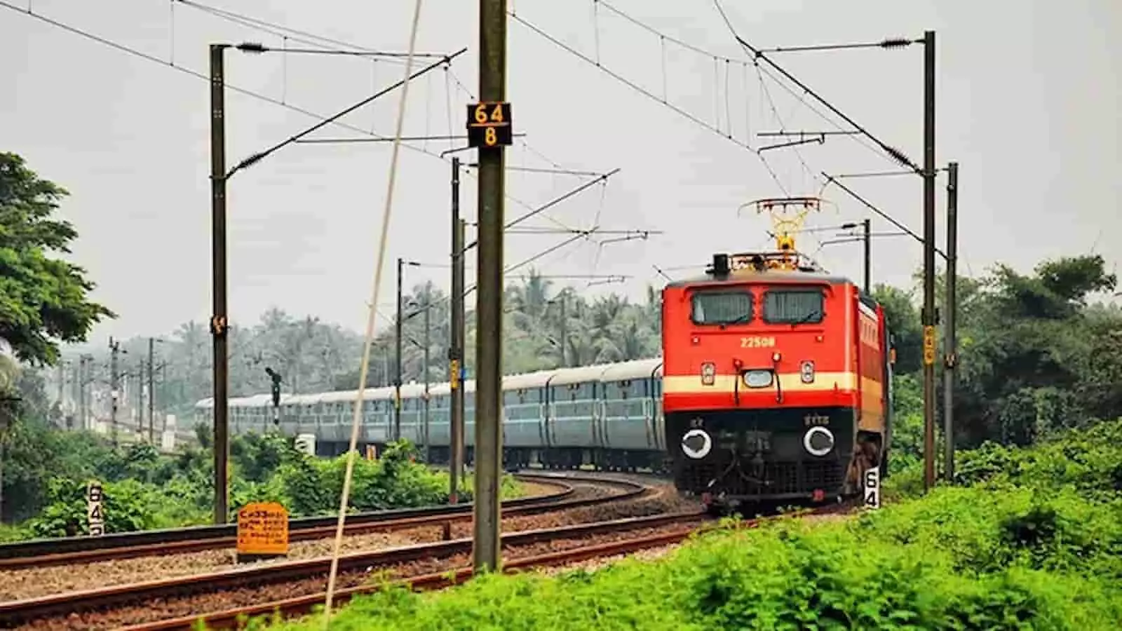 रेलवे ट्रैक पर दौड़ती ट्रेन मुंबई पैसेंजर रिजर्वेशन सिस्टम के रखरखाव और सेवाओं के निलंबन को दर्शाती है। रेलवे ट्रैक पर दौड़ती ट्रेन मुंबई पैसेंजर रिजर्वेशन सिस्टम के रखरखाव और सेवाओं के निलंबन को दर्शाती है।
