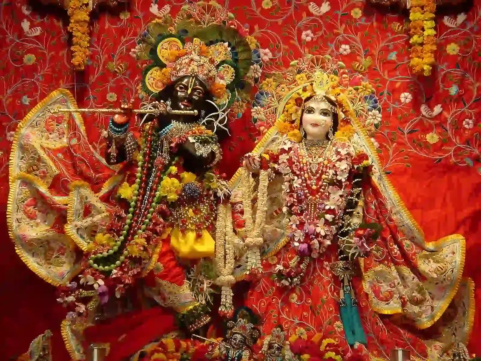 मंदिर में फूलों से सजी राधा-कृष्ण की सुंदर प्रतिमा जिनका उपयोग आध्यात्मिक लेख के संदर्भ में किया गया है। मंदिर में फूलों से सजी राधा-कृष्ण की सुंदर प्रतिमा जिनका उपयोग आध्यात्मिक लेख के संदर्भ में किया गया है।