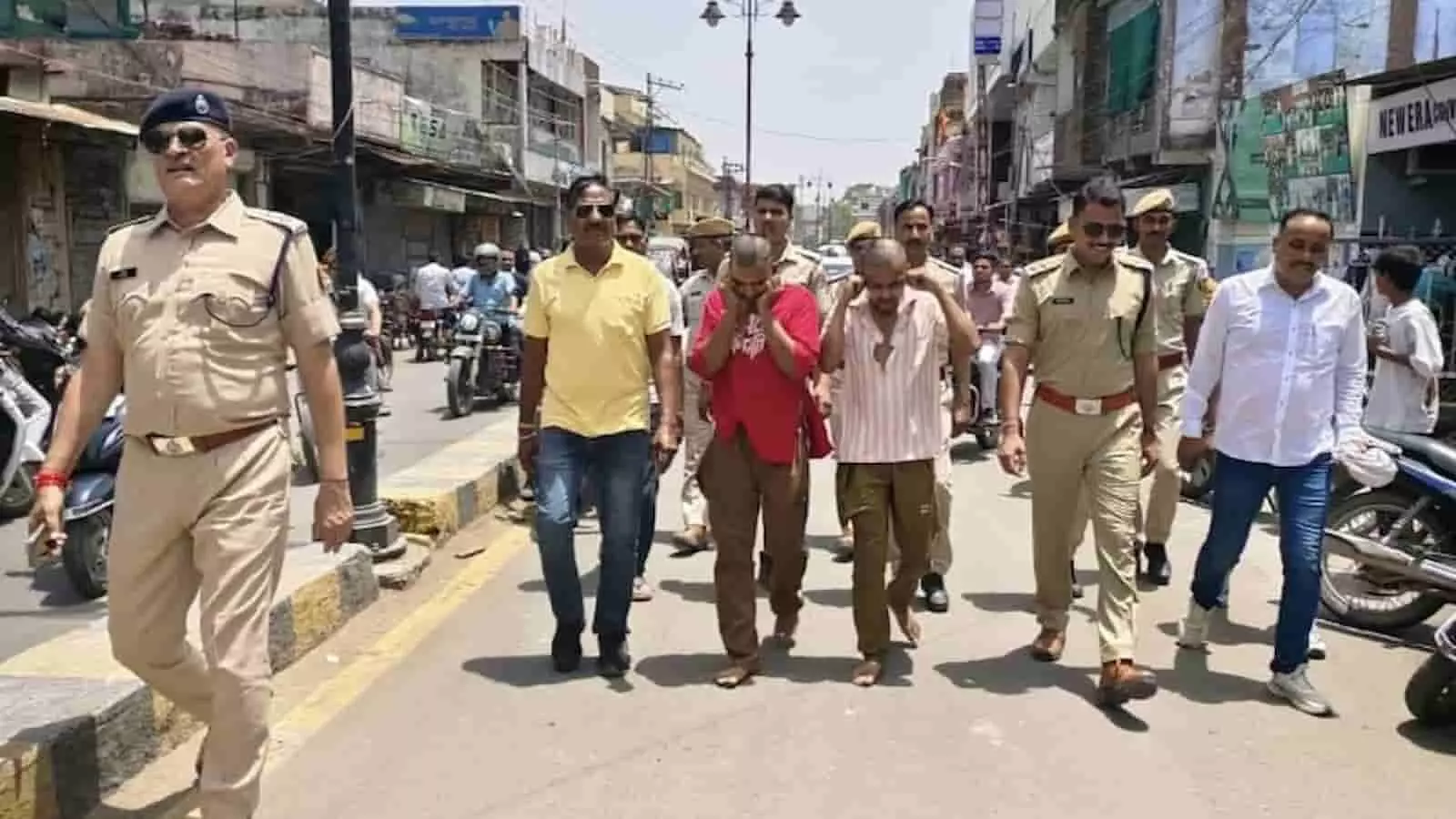 बारां पुलिस द्वारा फिरौती के आरोपियों को सड़क पर नंगे पैर पैदल ले जाते हुए दिखाया गया है। बारां पुलिस द्वारा फिरौती के आरोपियों को सड़क पर नंगे पैर पैदल ले जाते हुए दिखाया गया है।