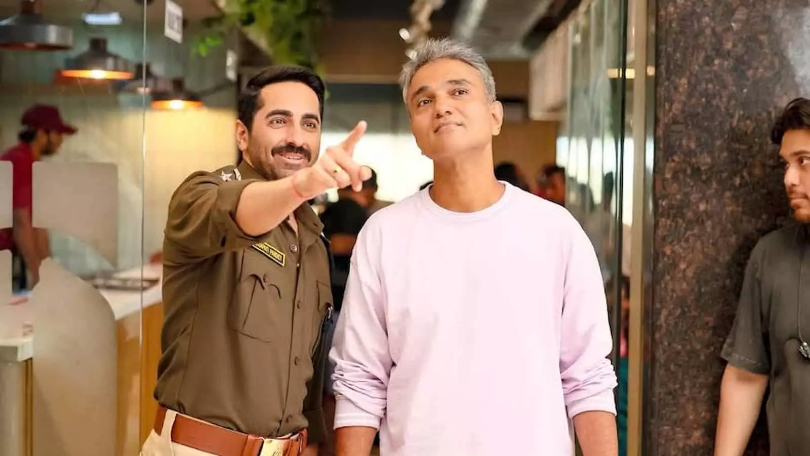 फिल्म सेट पर वर्दी पहने आयुष्मान खुराना और निर्देशक मुदस्सर अज़ीज़ बातचीत कर रहे हैं। फिल्म सेट पर वर्दी पहने आयुष्मान खुराना और निर्देशक मुदस्सर अज़ीज़ बातचीत कर रहे हैं।