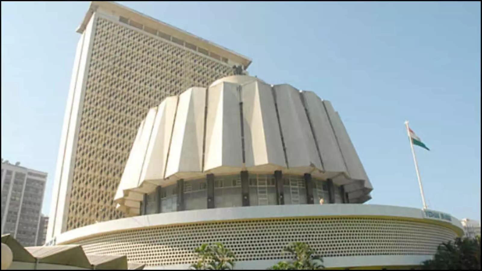 मुंबई में महाराष्ट्र विधान भवन की सफेद गुंबद वाली इमारत विधान परिषद चुनाव नामांकन के संदर्भ में। मुंबई में महाराष्ट्र विधान भवन की सफेद गुंबद वाली इमारत विधान परिषद चुनाव नामांकन के संदर्भ में।