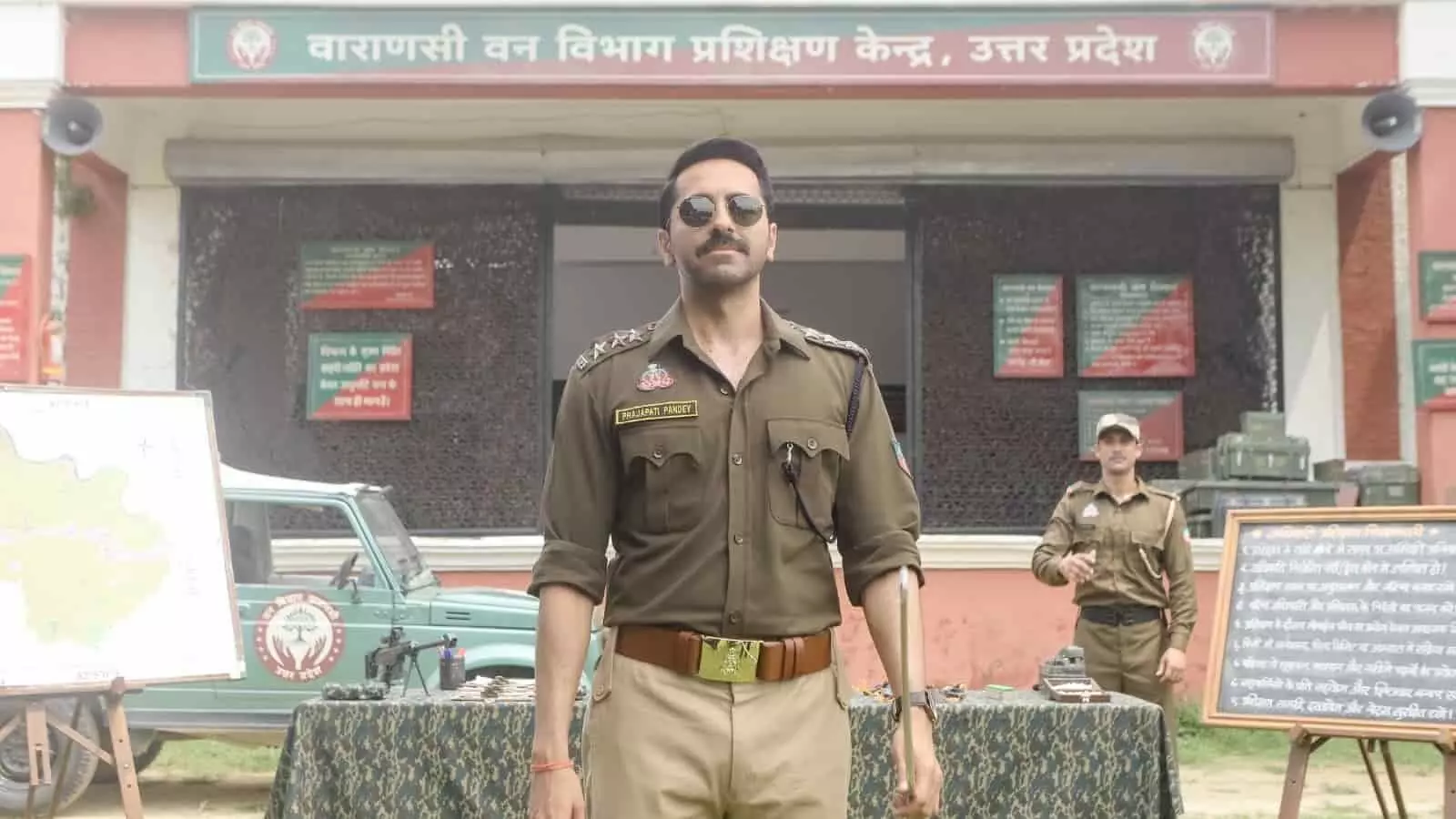 वाराणसी वन विभाग के सामने पुलिस की वर्दी में खड़े अभिनेता आयुष्मान खुराना का फिल्म दृश्य। वाराणसी वन विभाग के सामने पुलिस की वर्दी में खड़े अभिनेता आयुष्मान खुराना का फिल्म दृश्य।