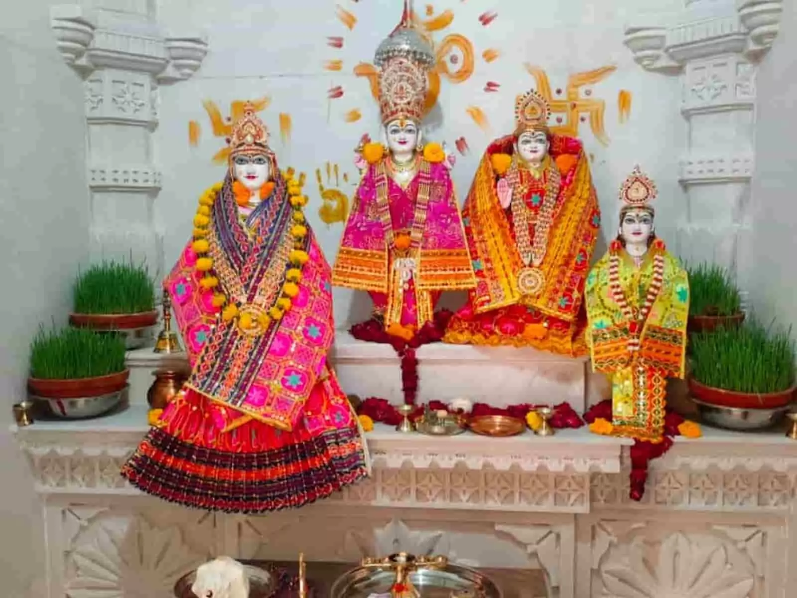 सरूपगंज के नवनिर्मित सरियादे मंदिर में स्थापित मां सरियादे और अन्य देवी-देवताओं की श्रृंगारित मूर्तियां। सरूपगंज के नवनिर्मित सरियादे मंदिर में स्थापित मां सरियादे और अन्य देवी-देवताओं की श्रृंगारित मूर्तियां।