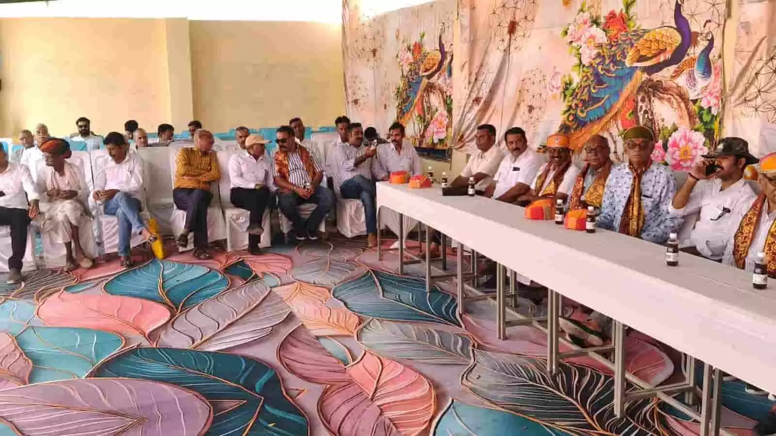 भूपालनगर के विद्यालय में शारीरिक शिक्षक के विदाई समारोह के दौरान मंच पर बैठे हुए अतिथि और ग्रामीण। भूपालनगर के विद्यालय में शारीरिक शिक्षक के विदाई समारोह के दौरान मंच पर बैठे हुए अतिथि और ग्रामीण।