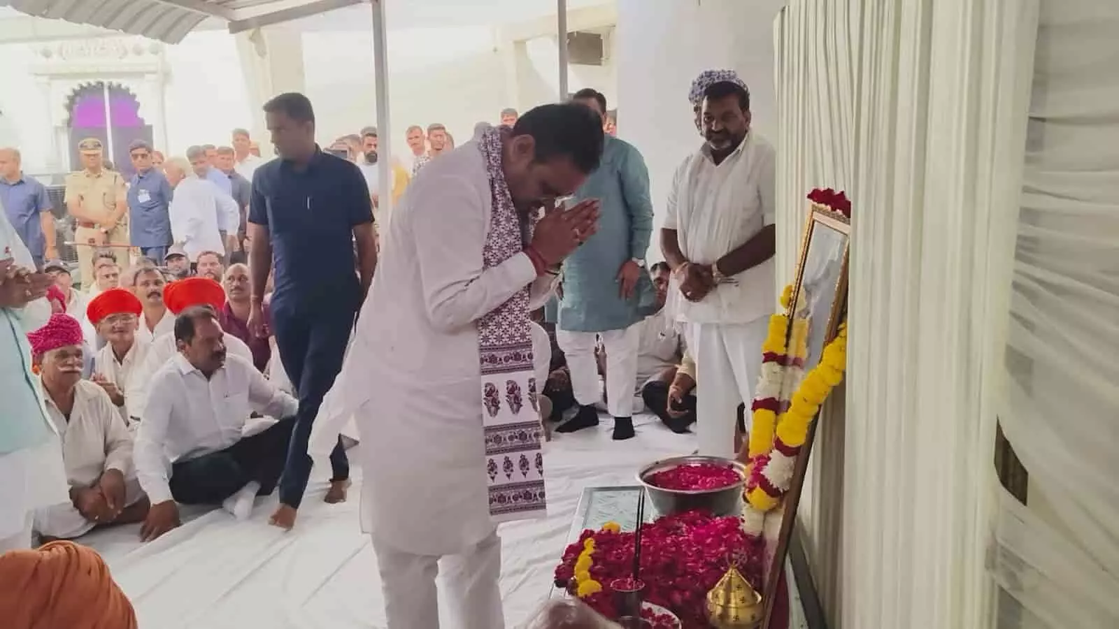 डबोक में विधायक उदयलाल डांगी के घर चित्र पर पुष्प अर्पित कर श्रद्धांजलि देते मुख्यमंत्री भजनलाल शर्मा।