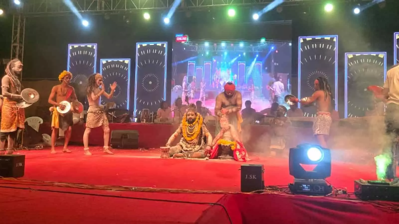 स्वरूपगंज अंबे माता मंदिर महोत्सव के मंच पर कलाकार शिव झांकी प्रस्तुत करते हुए। स्वरूपगंज अंबे माता मंदिर महोत्सव के मंच पर कलाकार शिव झांकी प्रस्तुत करते हुए।