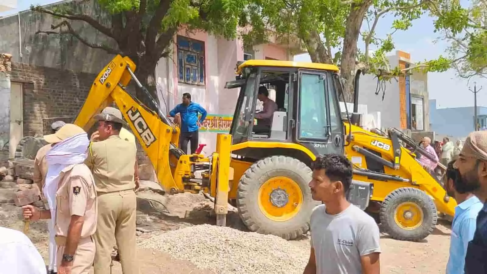 बारां में पुलिस और नगर परिषद की टीम डोल मेला तालाब के पास बुलडोजर से अवैध मकान हटा रही है। बारां में पुलिस और नगर परिषद की टीम डोल मेला तालाब के पास बुलडोजर से अवैध मकान हटा रही है।