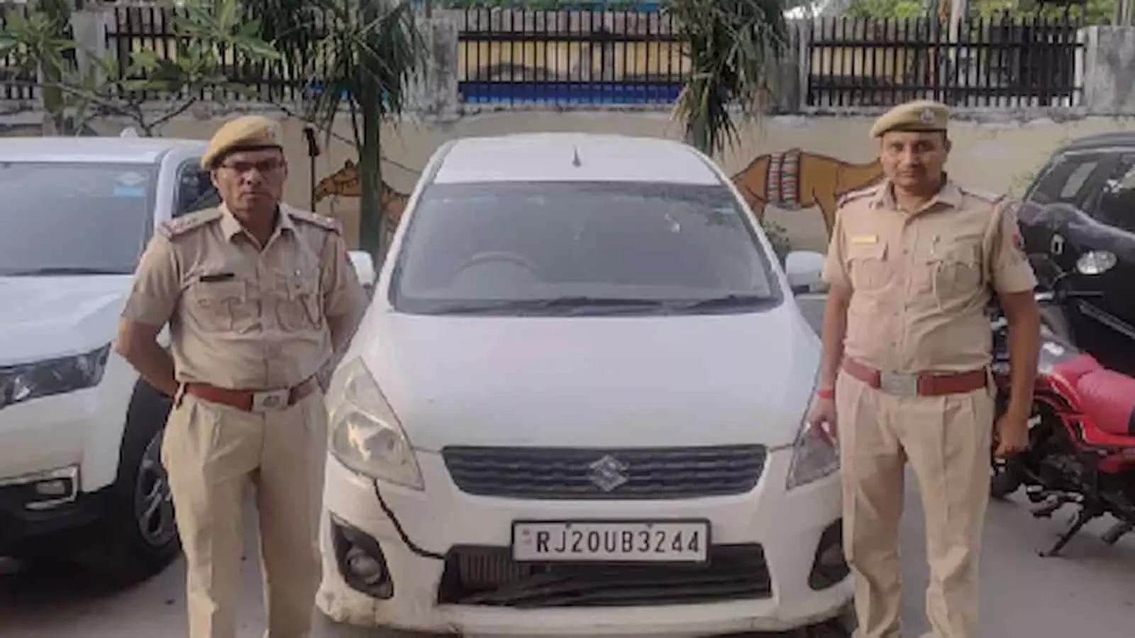 बारां पुलिस टीम के साथ खड़े अपहरण कांड के आरोपी और बरामद फिरौती की नकदी बारां पुलिस टीम के साथ खड़े अपहरण कांड के आरोपी और बरामद फिरौती की नकदी