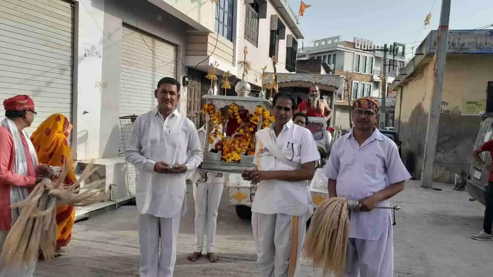 ब्रह्मपुरी में नृसिंह जयन्ती शोभायात्रा के दौरान भगवान का विग्रह और चंवर लिए खड़े श्रद्धालु।