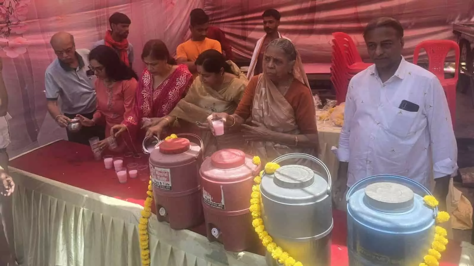 किशोरपुरा गेट पर पुष्पा देवी गोयल और ट्रस्ट सदस्य राहगीरों को शीतल जल और शरबत पिलाते हुए। किशोरपुरा गेट पर पुष्पा देवी गोयल और ट्रस्ट सदस्य राहगीरों को शीतल जल और शरबत पिलाते हुए।