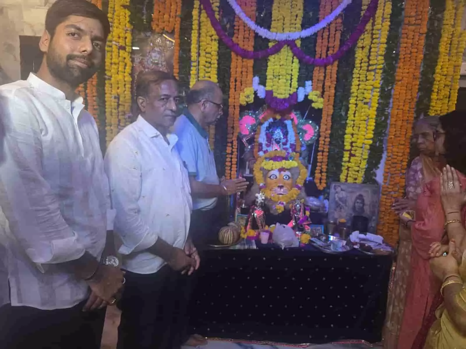 किशोरपुरा के नरसिंह मंदिर में फूलों से सजी वेदी के सामने दर्शन करते हुए श्रद्धालु। किशोरपुरा के नरसिंह मंदिर में फूलों से सजी वेदी के सामने दर्शन करते हुए श्रद्धालु।