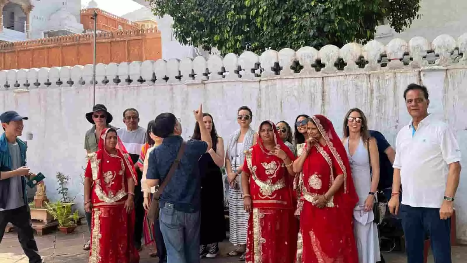 कोटा गढ़ पैलेस में विदेशी पर्यटक और स्थानीय गाइड ऐतिहासिक जानकारी साझा करते हुए दिख रहे हैं। कोटा गढ़ पैलेस में विदेशी पर्यटक और स्थानीय गाइड ऐतिहासिक जानकारी साझा करते हुए दिख रहे हैं।
