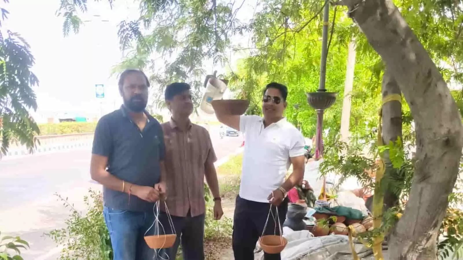 ईएसआई हॉस्पिटल परिसर में पेड़ पर पक्षियों के लिए पानी का परिंडा बांधते हुए रूपादेवी वेलफेयर सोसाइटी के सदस्य। ईएसआई हॉस्पिटल परिसर में पेड़ पर पक्षियों के लिए पानी का परिंडा बांधते हुए रूपादेवी वेलफेयर सोसाइटी के सदस्य।