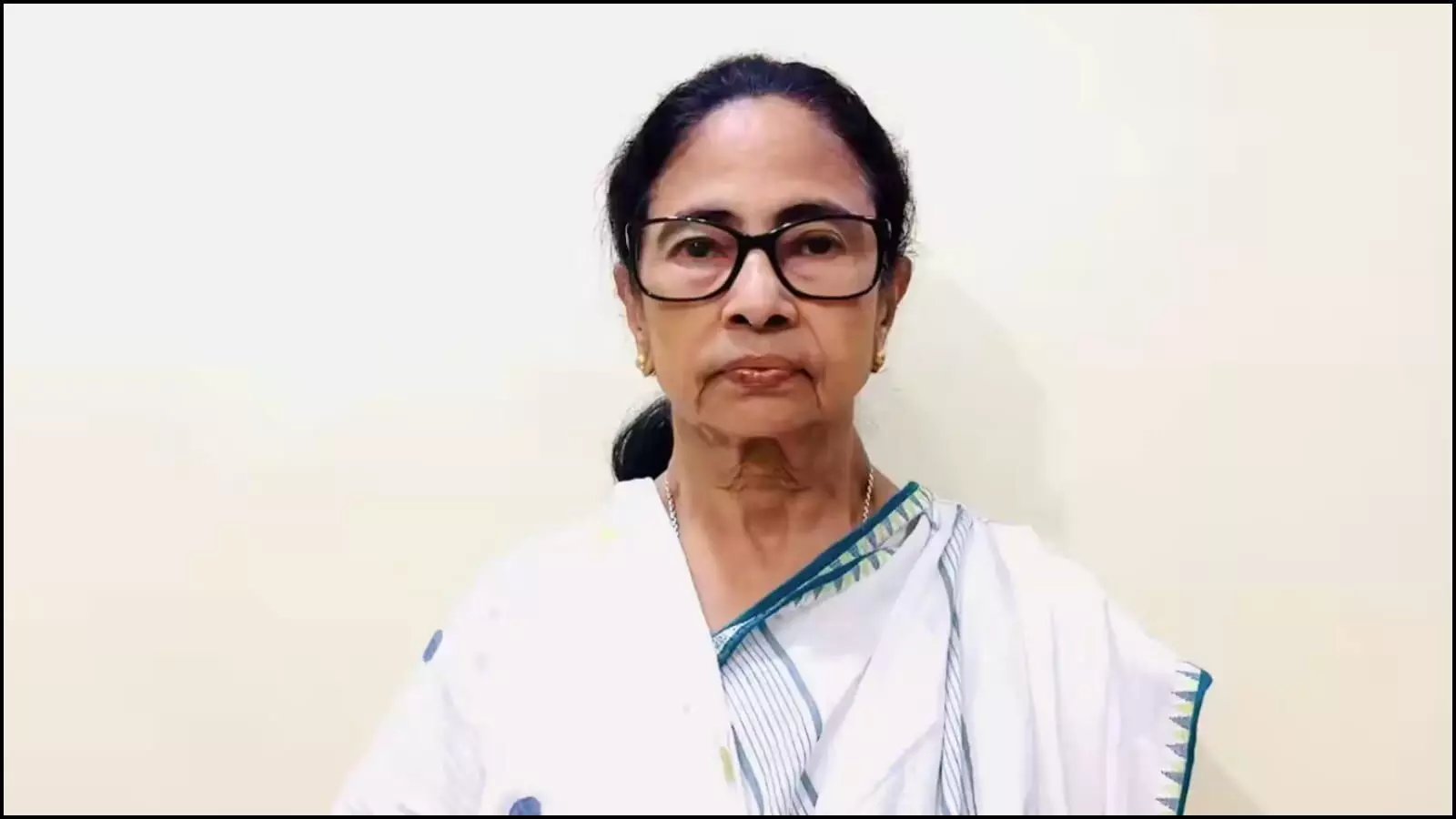 सफेद पृष्ठभूमि के सामने चश्मा पहने मुख्यमंत्री ममता बनर्जी पश्चिम बंगाल चुनाव एग्जिट पोल के संदर्भ में।