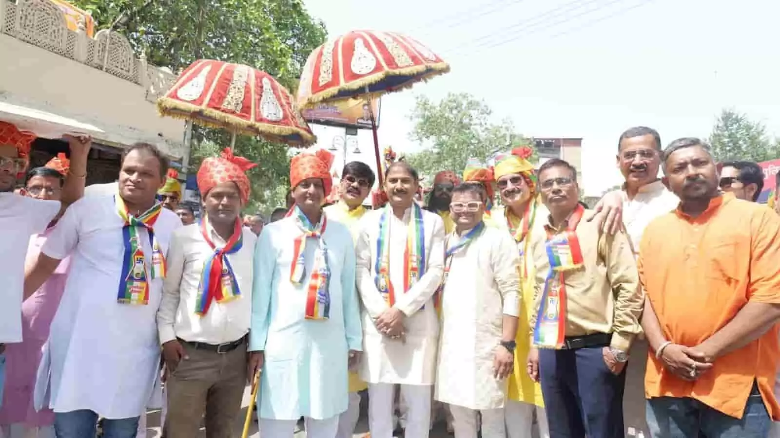 कोटा में जैन मंदिर शोभायात्रा के दौरान पारंपरिक साफा पहने पुरुष श्रद्धालु सड़क पर खड़े हैं। कोटा में जैन मंदिर शोभायात्रा के दौरान पारंपरिक साफा पहने पुरुष श्रद्धालु सड़क पर खड़े हैं।