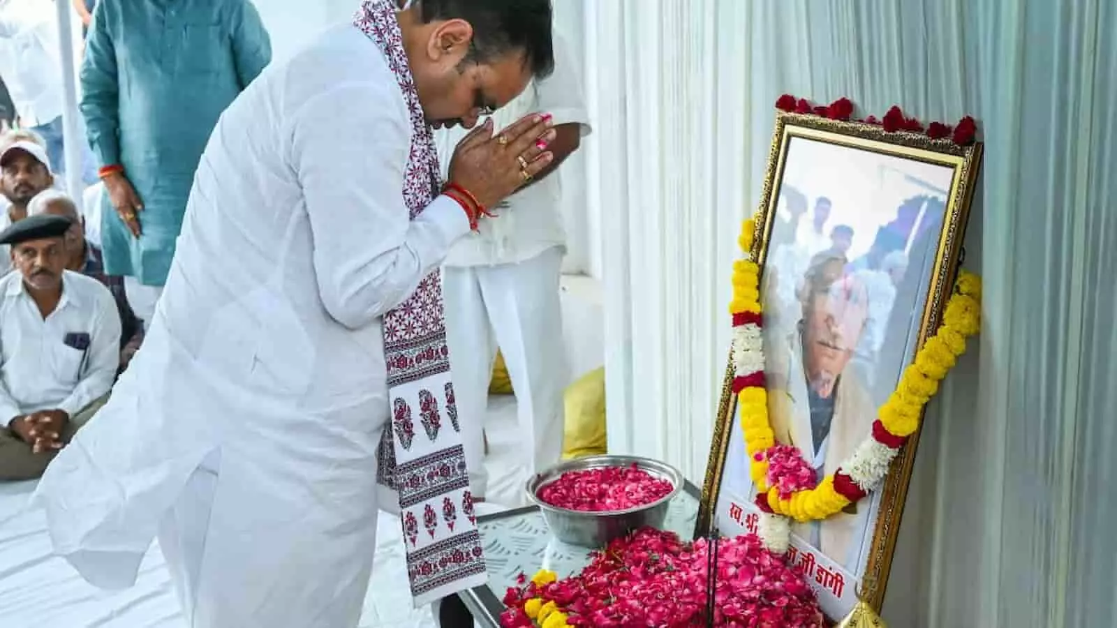 मुख्यमंत्री भजनलाल शर्मा पाली के रोहट में एक तस्वीर के समक्ष हाथ जोड़कर नमन कर रहे हैं। मुख्यमंत्री भजनलाल शर्मा पाली के रोहट में एक तस्वीर के समक्ष हाथ जोड़कर नमन कर रहे हैं।