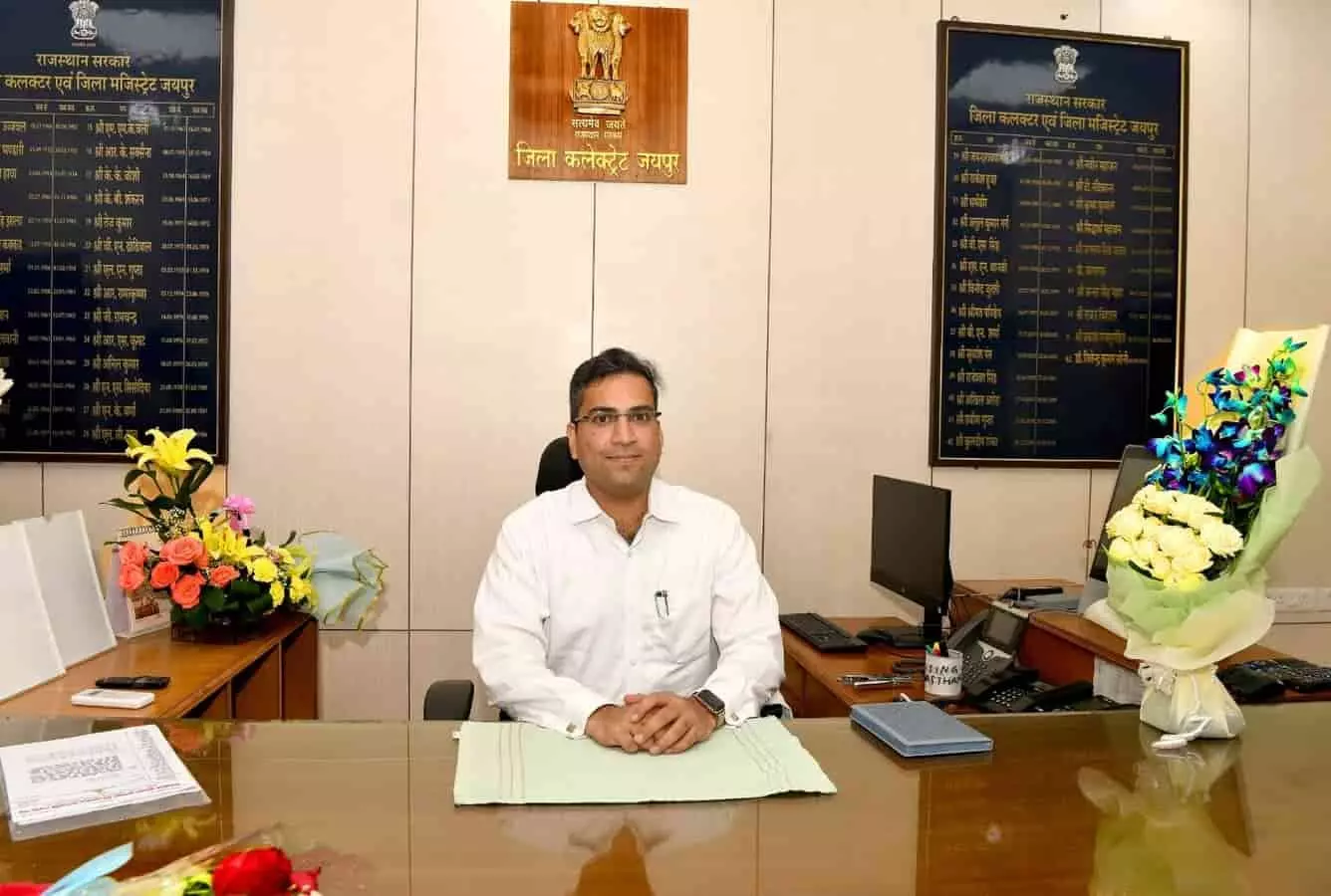 जिला कलेक्ट्रेट जयपुर में अपनी मेज पर बैठे जिला कलक्टर संदेश नायक जनगणना तैयारियों की जानकारी देते हुए। जिला कलेक्ट्रेट जयपुर में अपनी मेज पर बैठे जिला कलक्टर संदेश नायक जनगणना तैयारियों की जानकारी देते हुए।