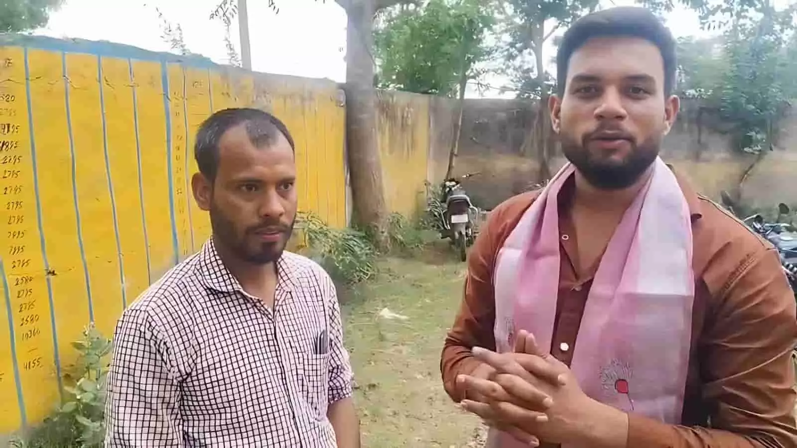 डीग जिले में प्रगतिशील किसान हेमंत शर्मा प्राकृतिक खेती की सफलता के बारे में जानकारी दे रहे हैं। डीग जिले में प्रगतिशील किसान हेमंत शर्मा प्राकृतिक खेती की सफलता के बारे में जानकारी दे रहे हैं।