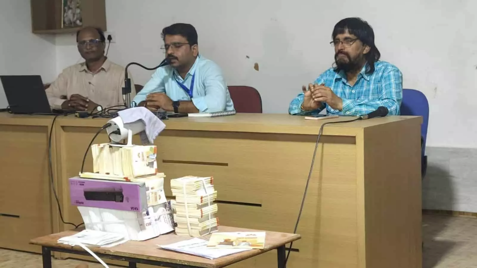 मावली के विद्यालय परिसर में जनगणना प्रशिक्षण के दौरान मंच पर बैठे मास्टर ट्रेनर और उपस्थित अधिकारी।