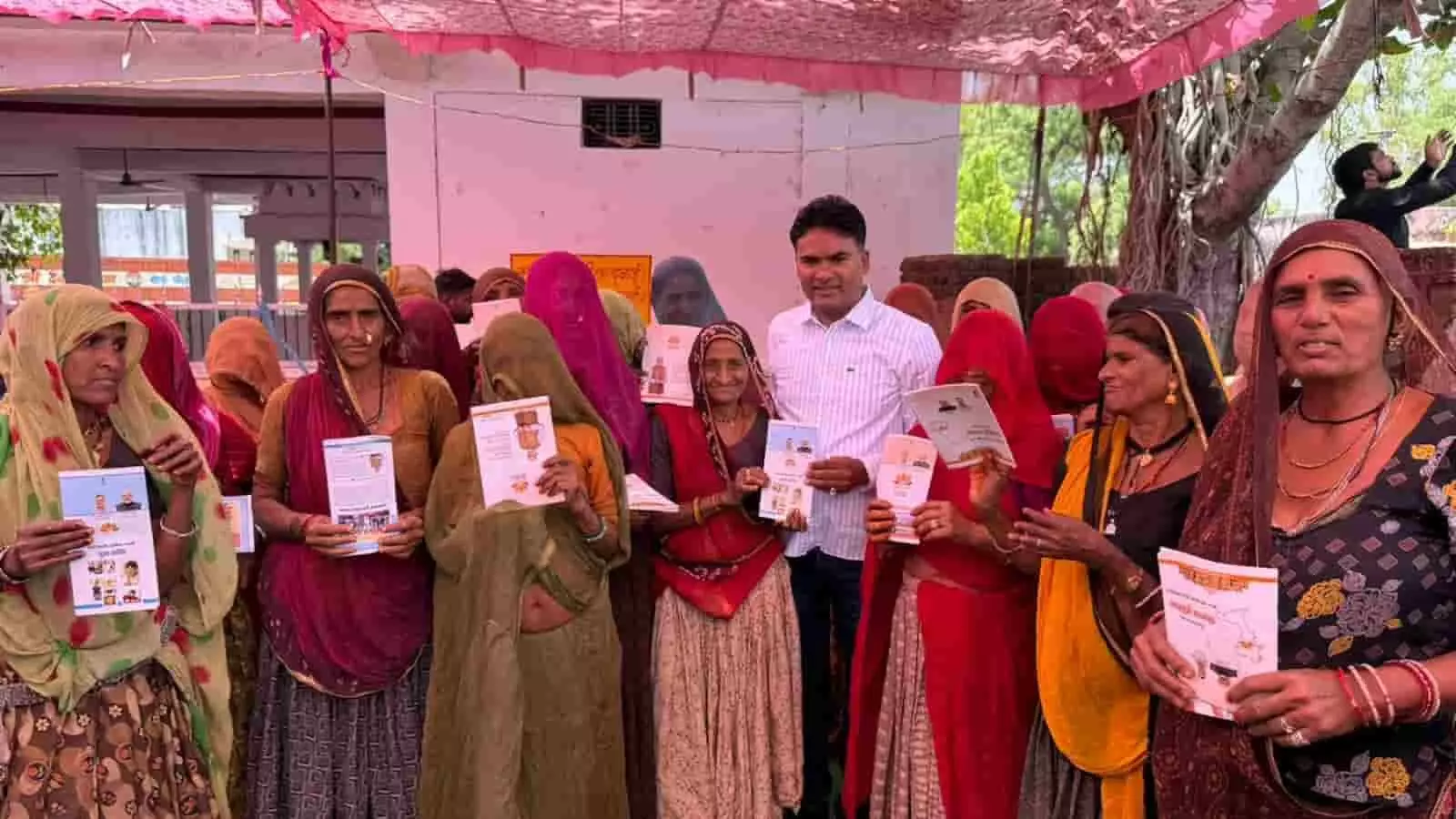 चित्तौड़गढ़ में ग्राम रथ अभियान के दौरान विधायक चंद्रभान सिंह आक्या ग्रामीणों को योजनाओं का साहित्य बांट रहे हैं। चित्तौड़गढ़ में ग्राम रथ अभियान के दौरान विधायक चंद्रभान सिंह आक्या ग्रामीणों को योजनाओं का साहित्य बांट रहे हैं।