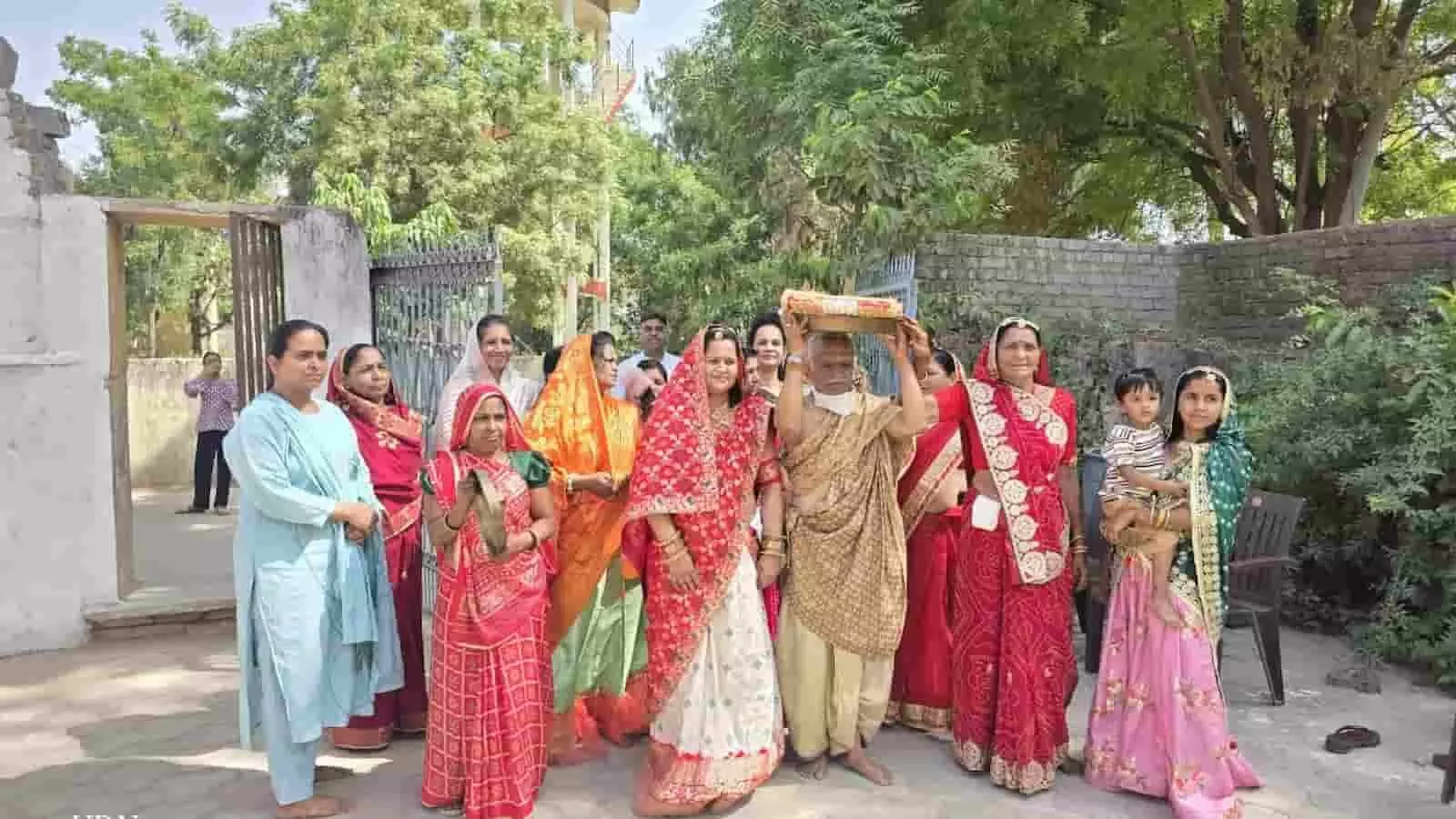 शंभूपुरा आदिनाथ जैन मंदिर परिसर में धार्मिक ध्वजा और पूजा सामग्री लेकर चलते श्रद्धालु और समाजजन। शंभूपुरा आदिनाथ जैन मंदिर परिसर में धार्मिक ध्वजा और पूजा सामग्री लेकर चलते श्रद्धालु और समाजजन।