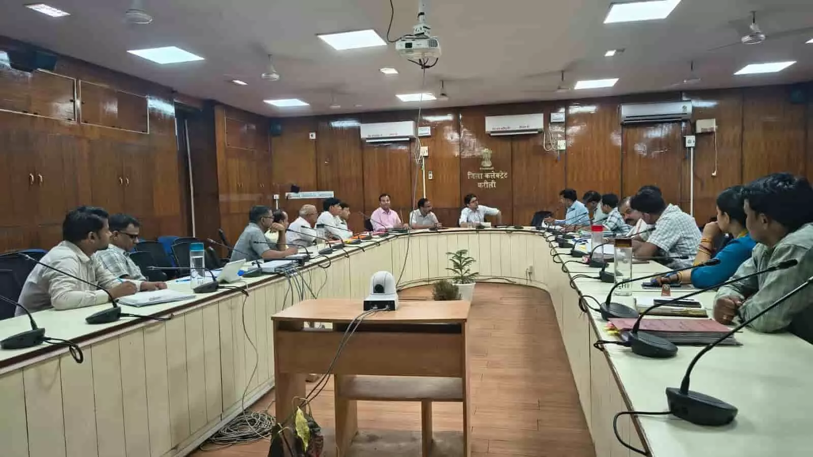 करौली कलेक्ट्रेट सभागार में अधिकारियों के साथ समीक्षा बैठक की अध्यक्षता करते जिला कलेक्टर। करौली कलेक्ट्रेट सभागार में अधिकारियों के साथ समीक्षा बैठक की अध्यक्षता करते जिला कलेक्टर।
