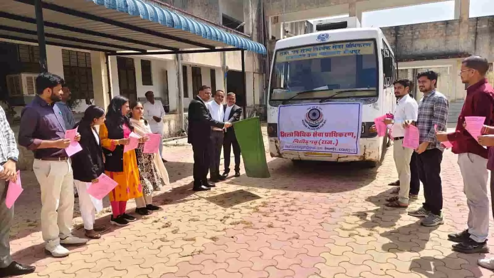 न्यायालय परिसर में न्यायिक अधिकारी हरी झंडी दिखाकर विधिक जागरूकता मोबाइल वैन को रवाना कर रहे हैं। न्यायालय परिसर में न्यायिक अधिकारी हरी झंडी दिखाकर विधिक जागरूकता मोबाइल वैन को रवाना कर रहे हैं।
