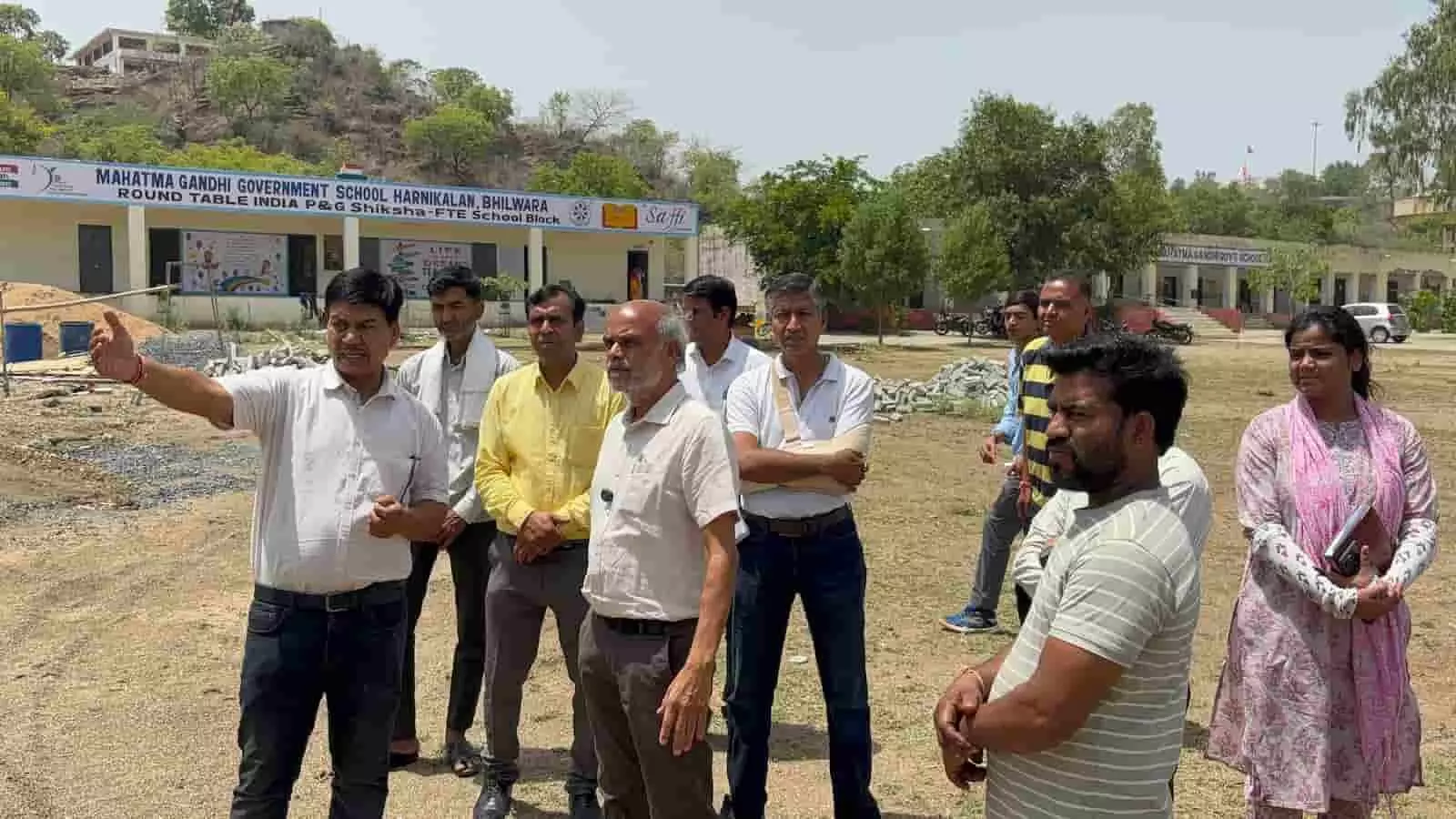 महात्मा गांधी राजकीय विद्यालय हरनी कला में निर्माण कार्य का निरीक्षण करते विधायक अशोक कोठारी और अन्य लोग।