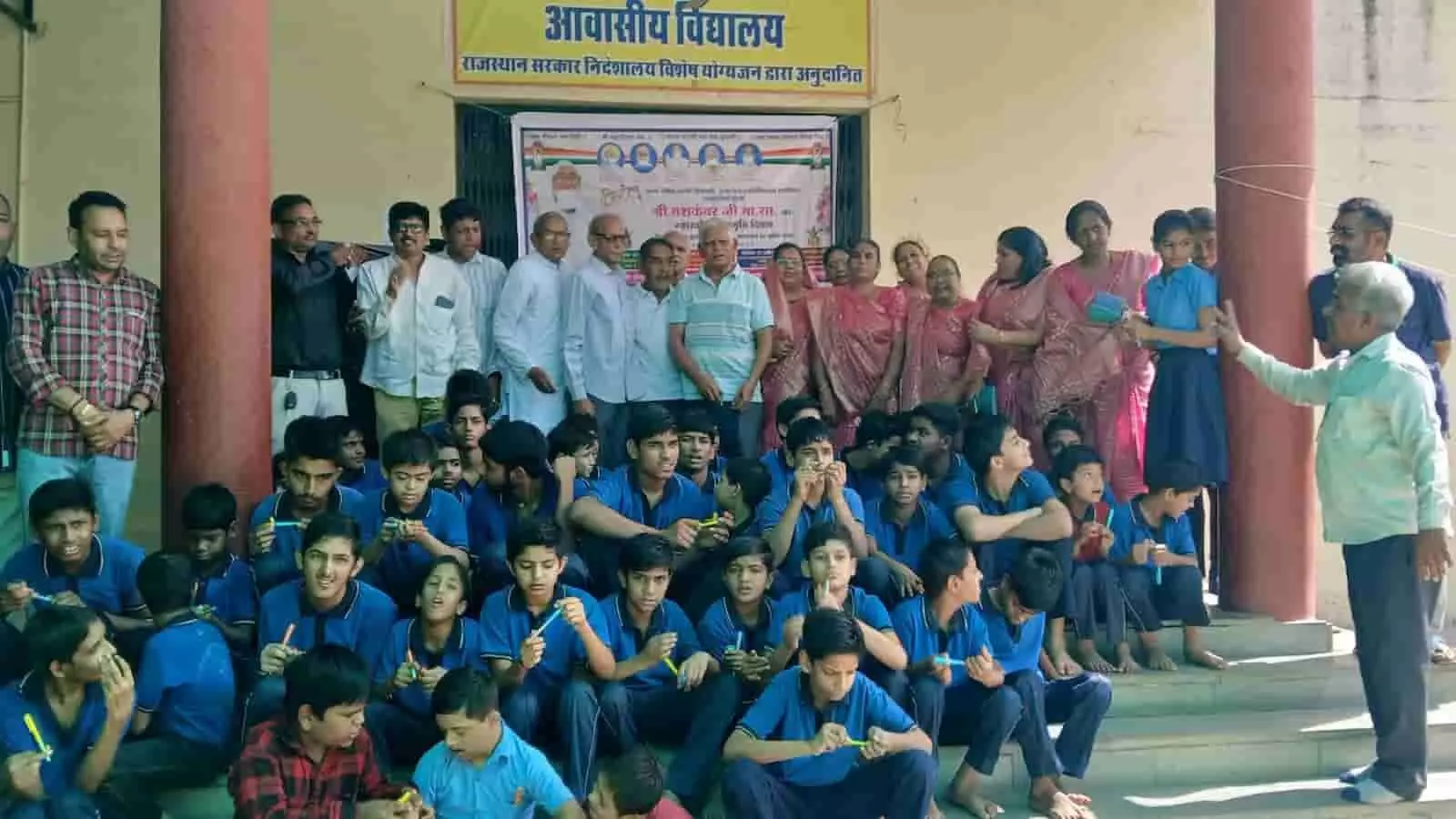 चंदेरिया के विकलांग सेवा संस्थान में बच्चों और समाजसेवियों की उपस्थिति में आयोजित श्रद्धांजलि सेवा कार्यक्रम।