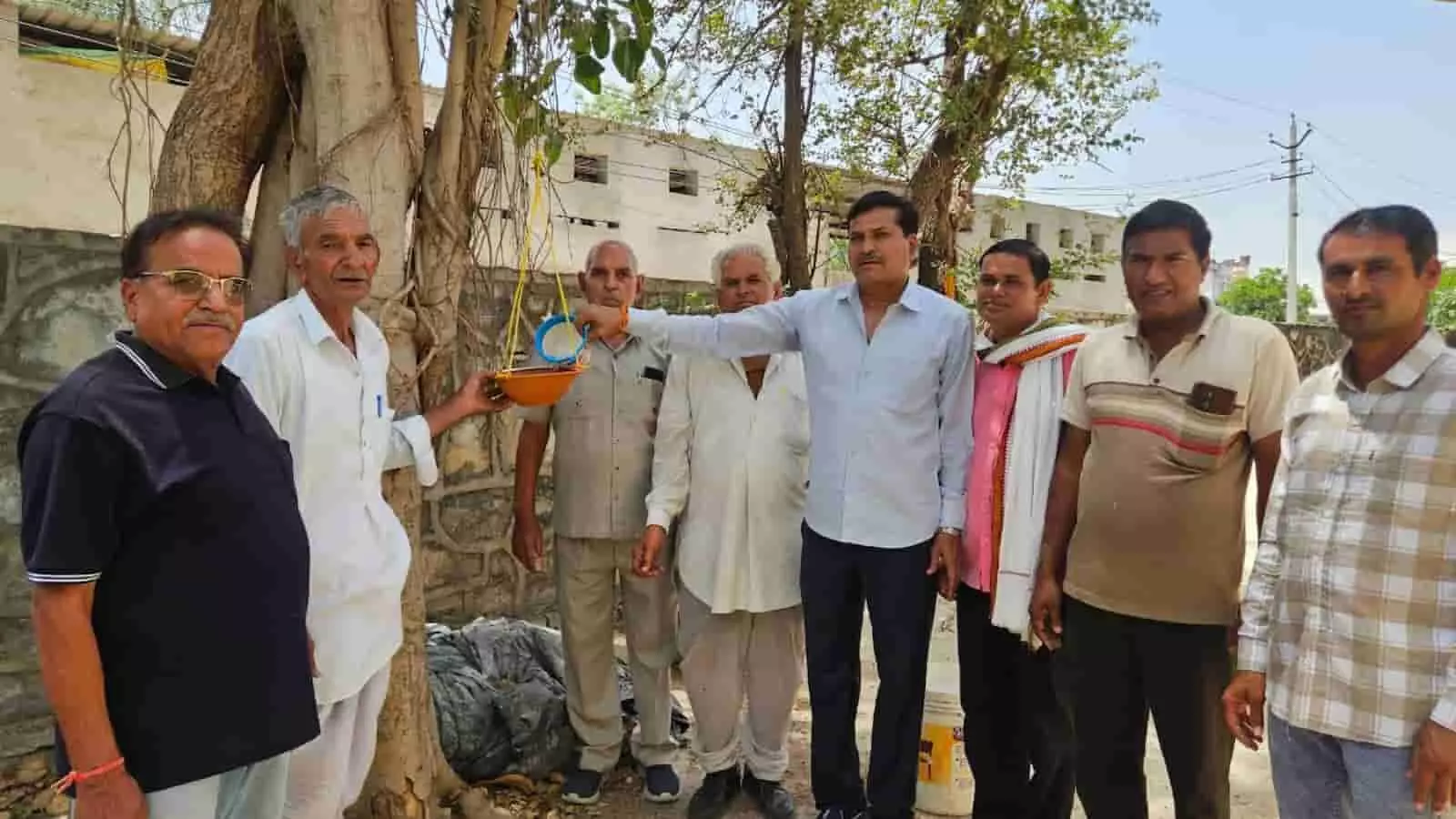 चित्तौड़गढ़ के जाट छात्रावास में समाज के सदस्य पेड़ पर पक्षियों के लिए पानी का परिंडा बांध रहे हैं।