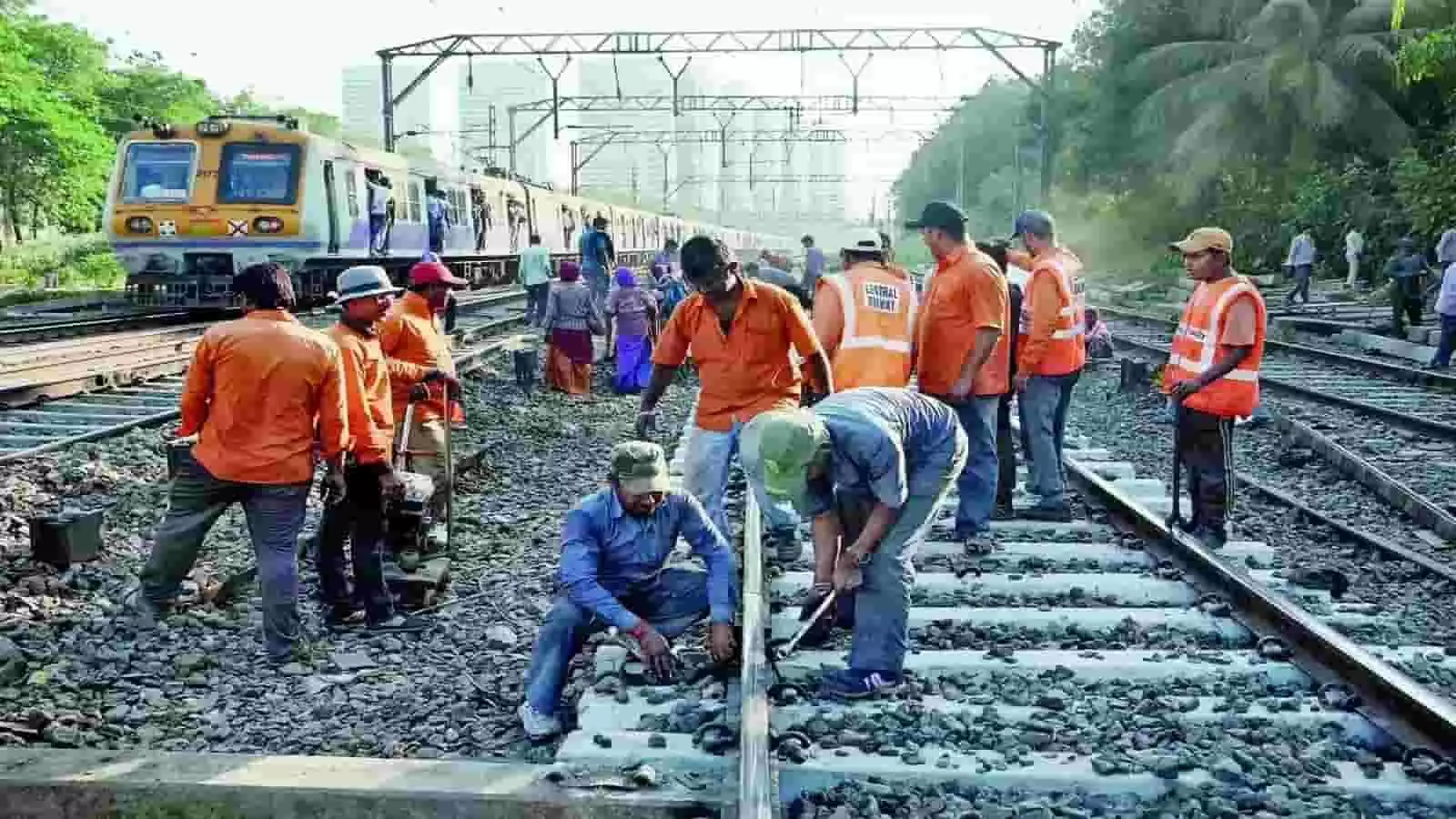 मुंबई के कल्याण और बदलापूर रेलवे स्टेशन के बीच पटरियों पर ओवरहेड इक्विपमेंट का मरम्मत कार्य करते रेलकर्मी। मुंबई के कल्याण और बदलापूर रेलवे स्टेशन के बीच पटरियों पर ओवरहेड इक्विपमेंट का मरम्मत कार्य करते रेलकर्मी।