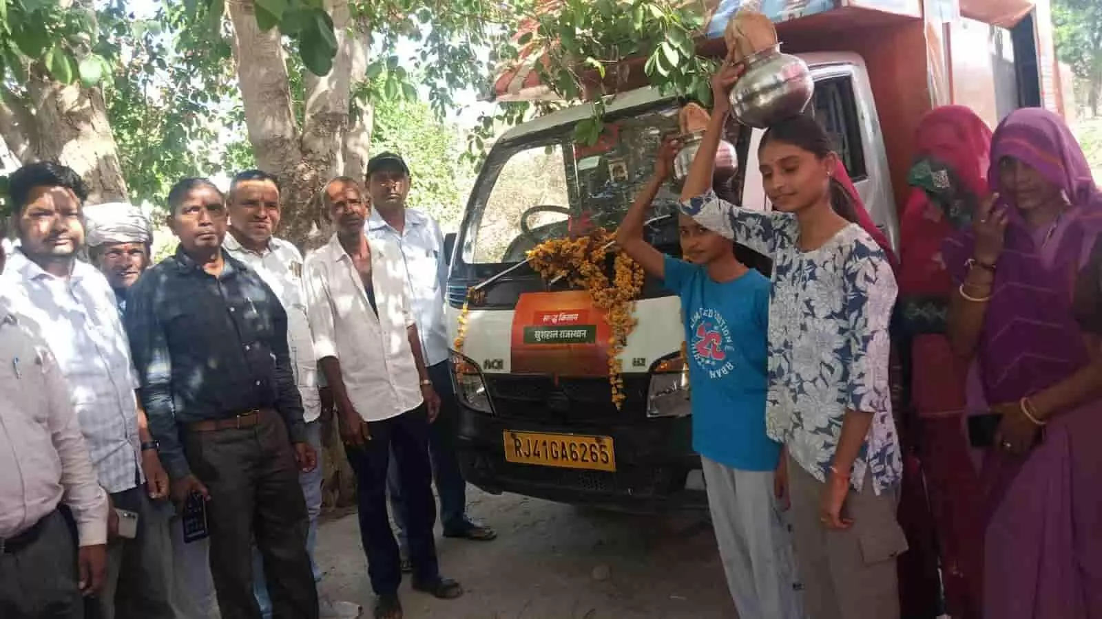 सजे हुए ग्राम रथ वाहन के पास खड़े ग्रामीण और स्थानीय निवासी सलूंबर जन जागरूकता अभियान के दौरान। सजे हुए ग्राम रथ वाहन के पास खड़े ग्रामीण और स्थानीय निवासी सलूंबर जन जागरूकता अभियान के दौरान।