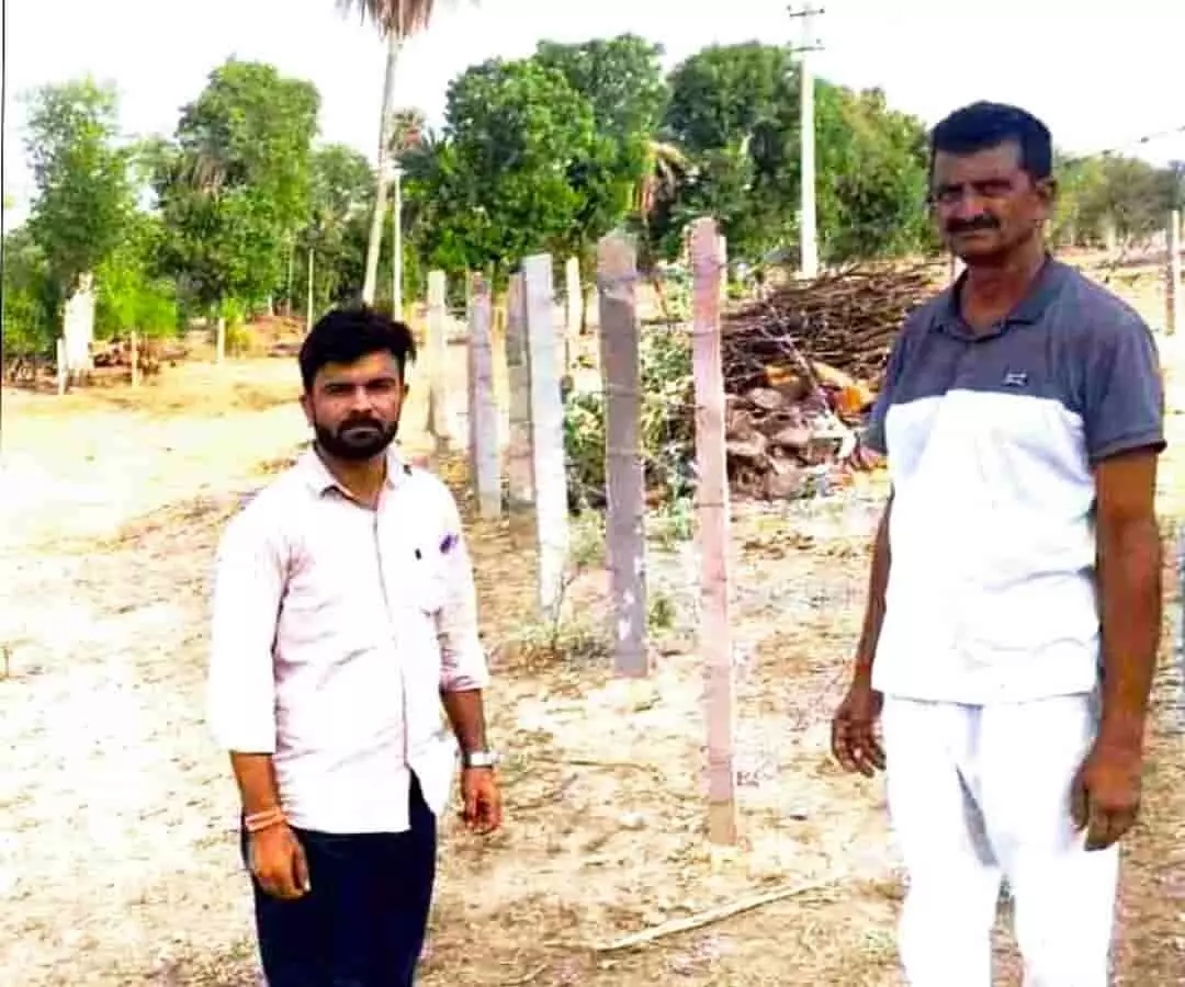 सलूंबर में तारबंदी योजना के तहत कटीले तारों से सुरक्षित खेत के पास खड़े किसान मोड़ सिंह। सलूंबर में तारबंदी योजना के तहत कटीले तारों से सुरक्षित खेत के पास खड़े किसान मोड़ सिंह।