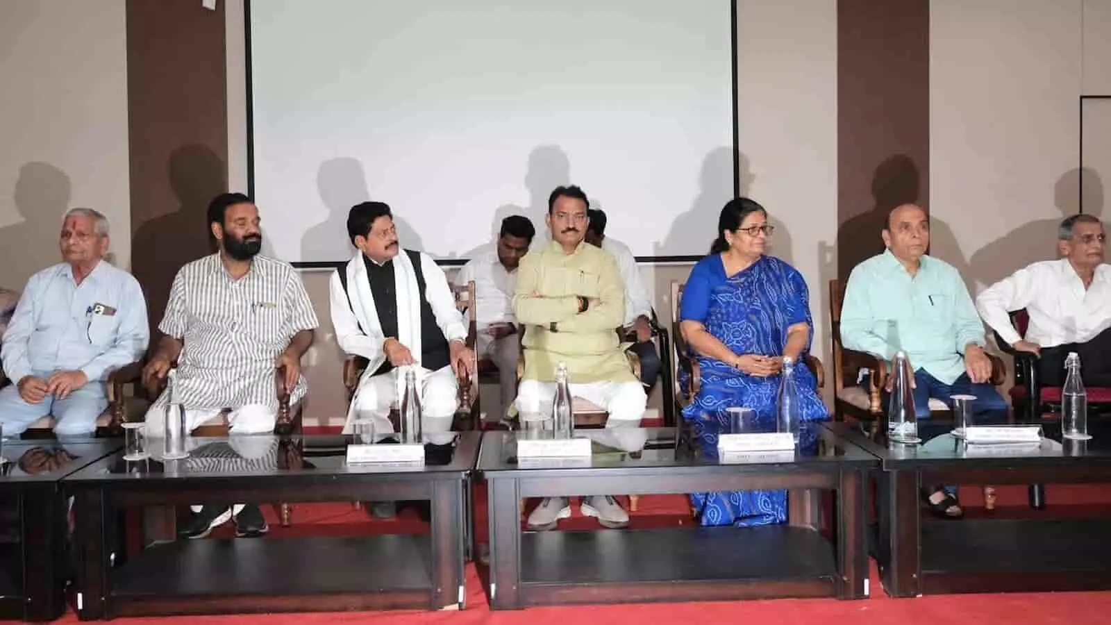 सभा स्थल के मंच पर बैठे हुए उप मुख्यमंत्री प्रेम चंद बैरवा और सांसद मंजू शर्मा पेंशनर सम्मेलन को संबोधित करते हुए।
