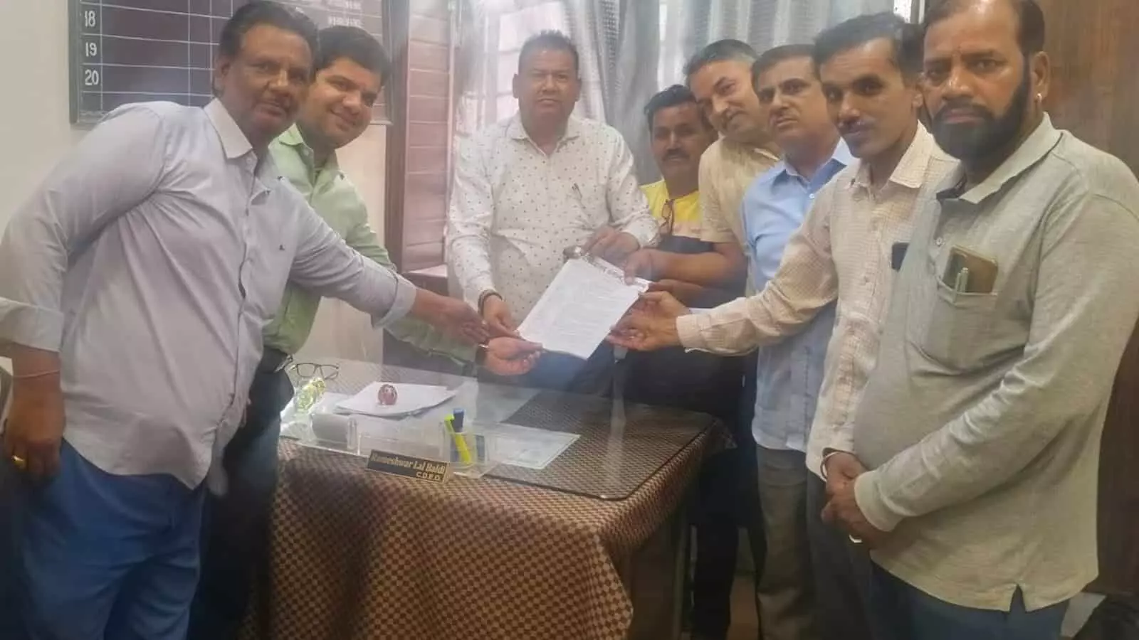 राजसमंद में मुख्य जिला शिक्षा अधिकारी को ज्ञापन सौंपते निजी विद्यालय संगठन के पदाधिकारी और सदस्य।