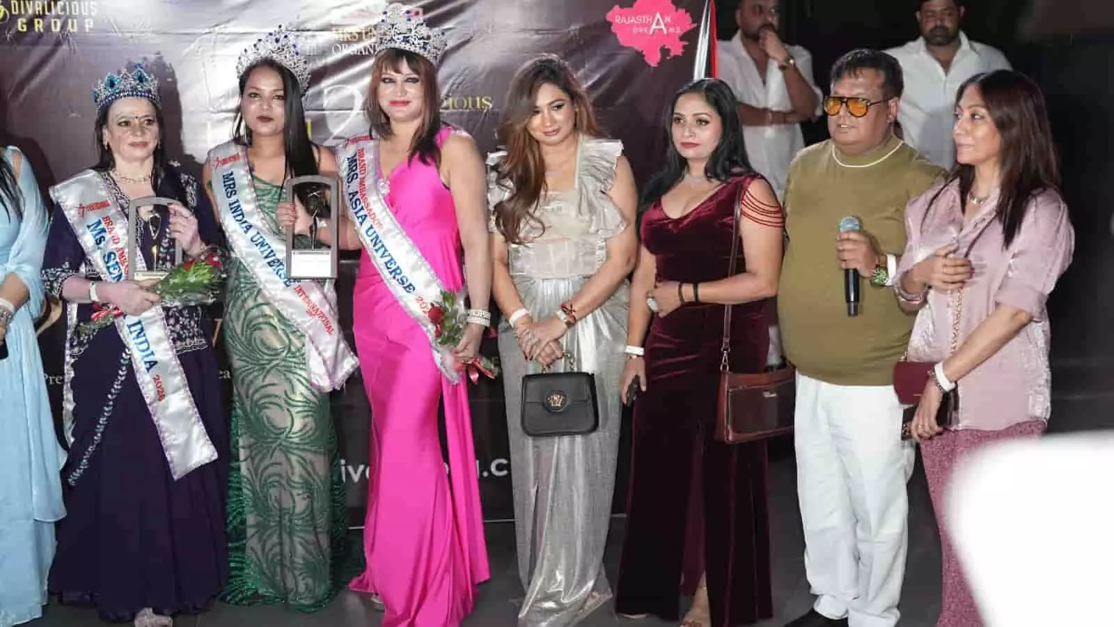 जयपुर के सांस्कृतिक कार्यक्रम में क्राउन और शैश पहने हुए ब्यूटी पेजेंट विजेता मंच पर खड़ी हैं।