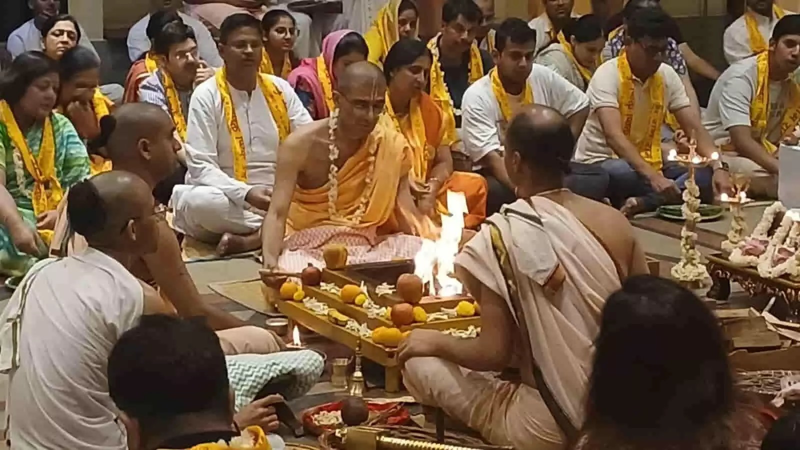 गुप्त वृन्दावन धाम जयपुर में नरसिम्हा चतुर्दशी कार्यक्रम के दौरान फर्श पर बैठे बड़ी संख्या में श्रद्धालु।