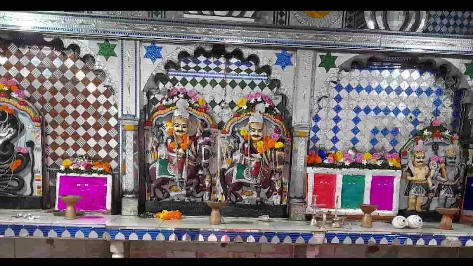 श्री नंगाजी बावजी मंदिर के भीतर स्थापित देव प्रतिमाएं और धार्मिक सजावट का दृश्य।