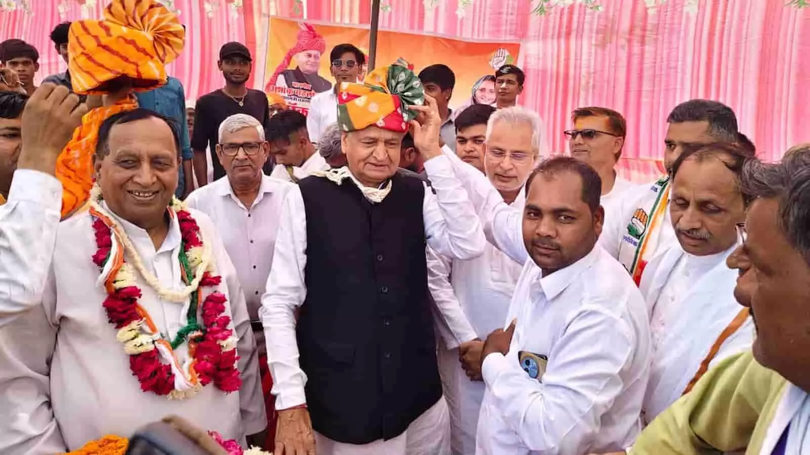 भुसावर में अशोक गहलोत और अन्य कांग्रेस नेताओं का साफा पहनाकर स्वागत करते कार्यकर्ता। भुसावर में अशोक गहलोत और अन्य कांग्रेस नेताओं का साफा पहनाकर स्वागत करते कार्यकर्ता।