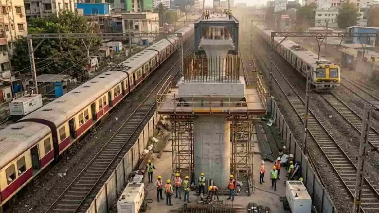 मुंबई में रेलवे ट्रैक के ऊपर निर्माणाधीन मेट्रो पिलर और गर्डर के पास काम करते कर्मचारी।