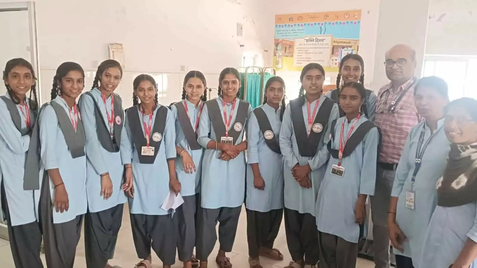 बस्सी चिकित्सालय में टीकाकरण अभियान के दौरान समूह में खड़े किशोरियां और स्वास्थ्य कर्मी