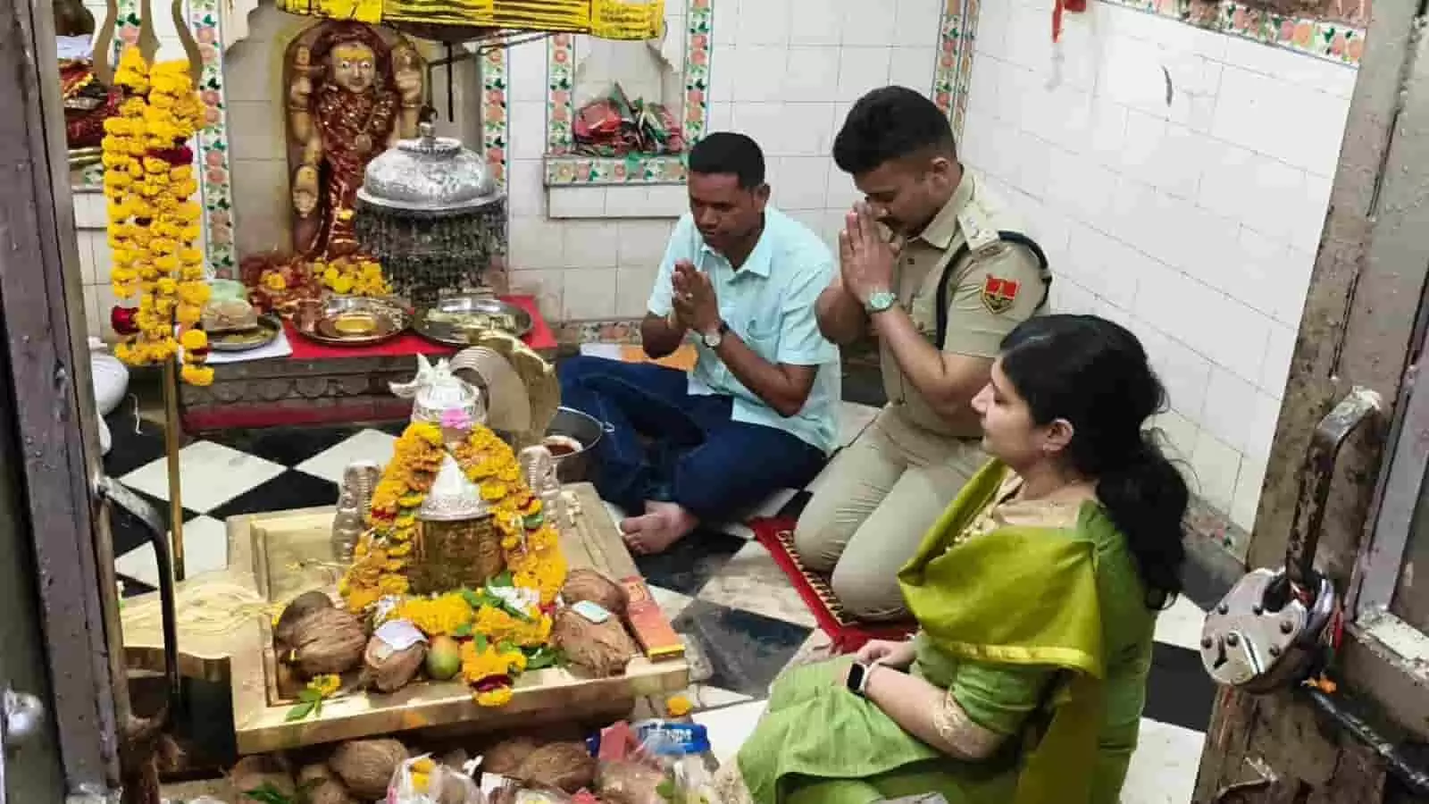 गौतमेश्वर महादेव मंदिर के गर्भगृह में दर्शन और प्रार्थना करते हुए प्रशासनिक अधिकारी। गौतमेश्वर महादेव मंदिर के गर्भगृह में दर्शन और प्रार्थना करते हुए प्रशासनिक अधिकारी।