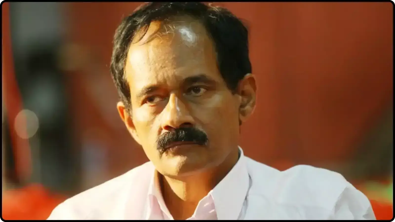 एक व्यक्ति का चेहरा दिजो कप्पन केरल उपभोक्ता अधिकार कार्यकर्ता के निधन संदर्भ में।
