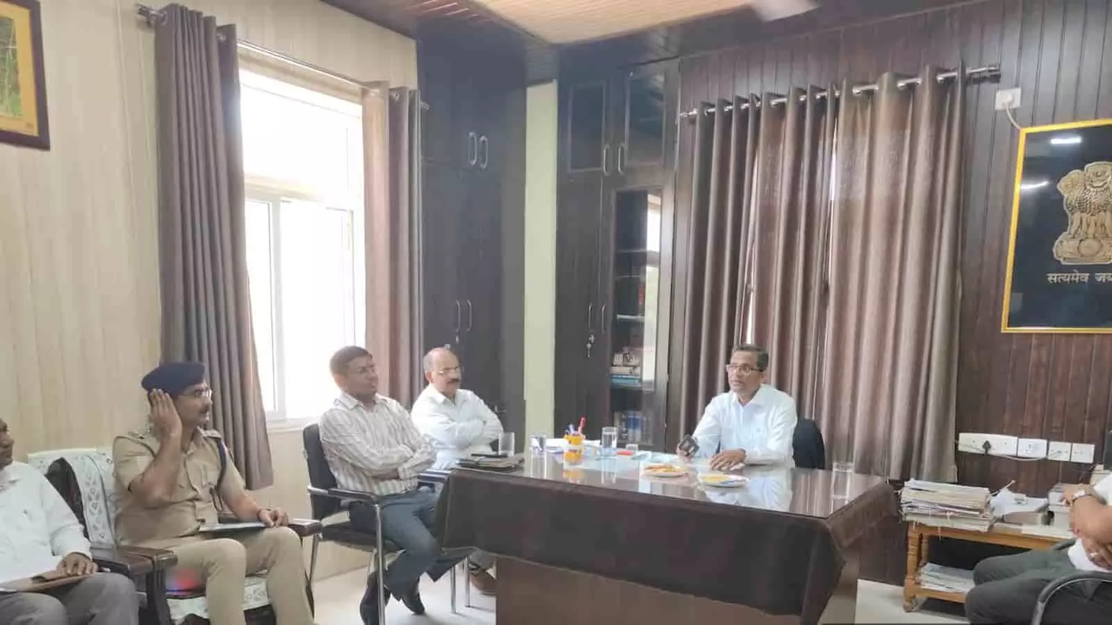 कार्यालय में मेज के चारों ओर बैठकर राष्ट्रीय लोक अदालत पर चर्चा करते प्रशासनिक अधिकारी। कार्यालय में मेज के चारों ओर बैठकर राष्ट्रीय लोक अदालत पर चर्चा करते प्रशासनिक अधिकारी।
