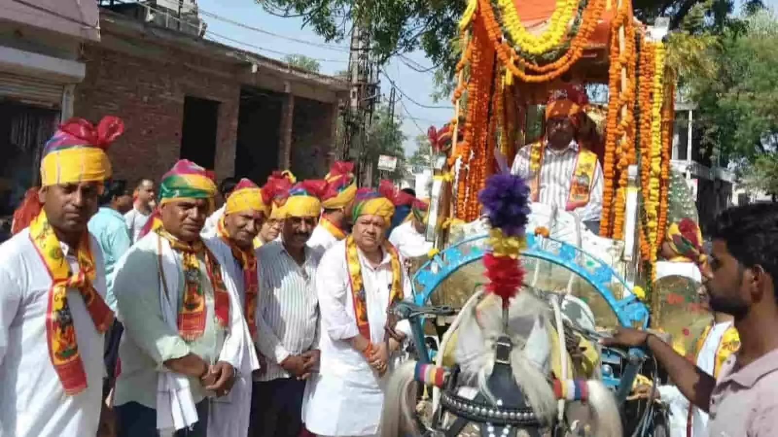 फूलों से सजे रथ पर विराजमान भगवान कल्याणजी और साथ चलते श्रद्धालु गंगापुर सिटी।