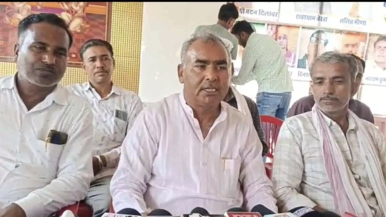 प्रेस वार्ता के दौरान जानकारी देते सरपंच कृष्णमुरारी दिलावर और उनके साथी अटरू बारां में।