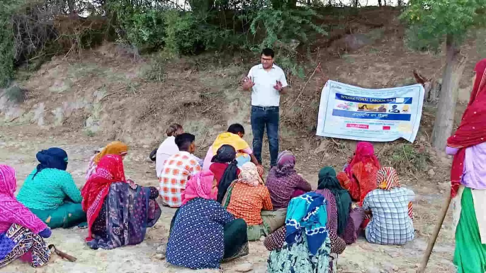मनरेगा कार्यस्थल पर आरयूआईडीपी अधिकारी महिला श्रमिकों को श्रम अधिकारों और गर्मी से बचाव के बारे में जानकारी देते हुए।